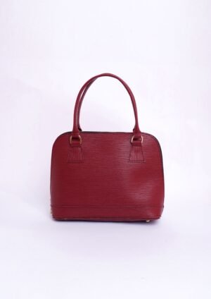 pexels-dhanno-22434764 Sac à Main Structuré en Cuir Texturé Rouge Bordeaux – Format Dôme Élégant