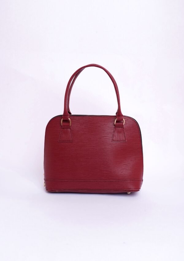 pexels-dhanno-22434764 Sac à Main Structuré en Cuir Texturé Rouge Bordeaux – Format Dôme Élégant